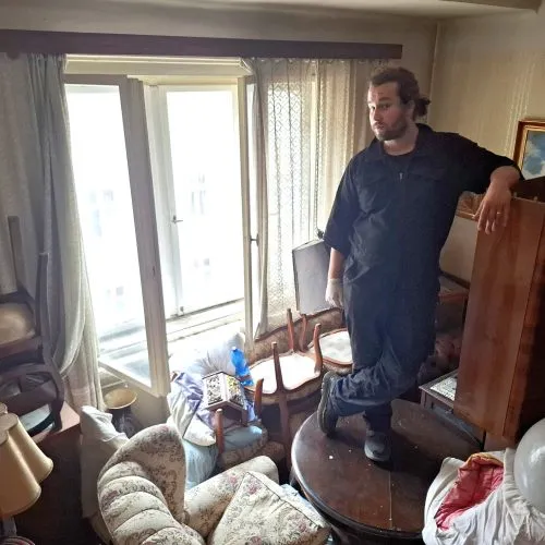 Za hromaděním věcí je často samota a bolest