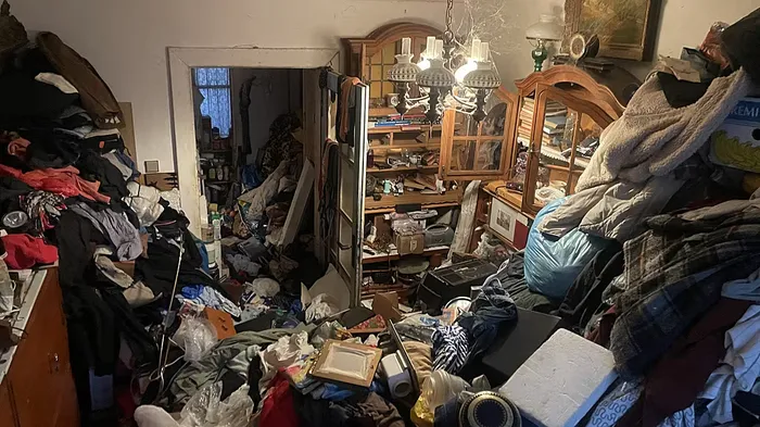 Zaneřáděná domácnost je následek, příčinou je trauma